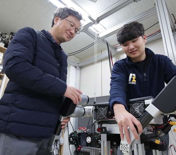 Prof. Hyouk Ryeol CHOI Leads the World's Best Professional Service Robot Technology
